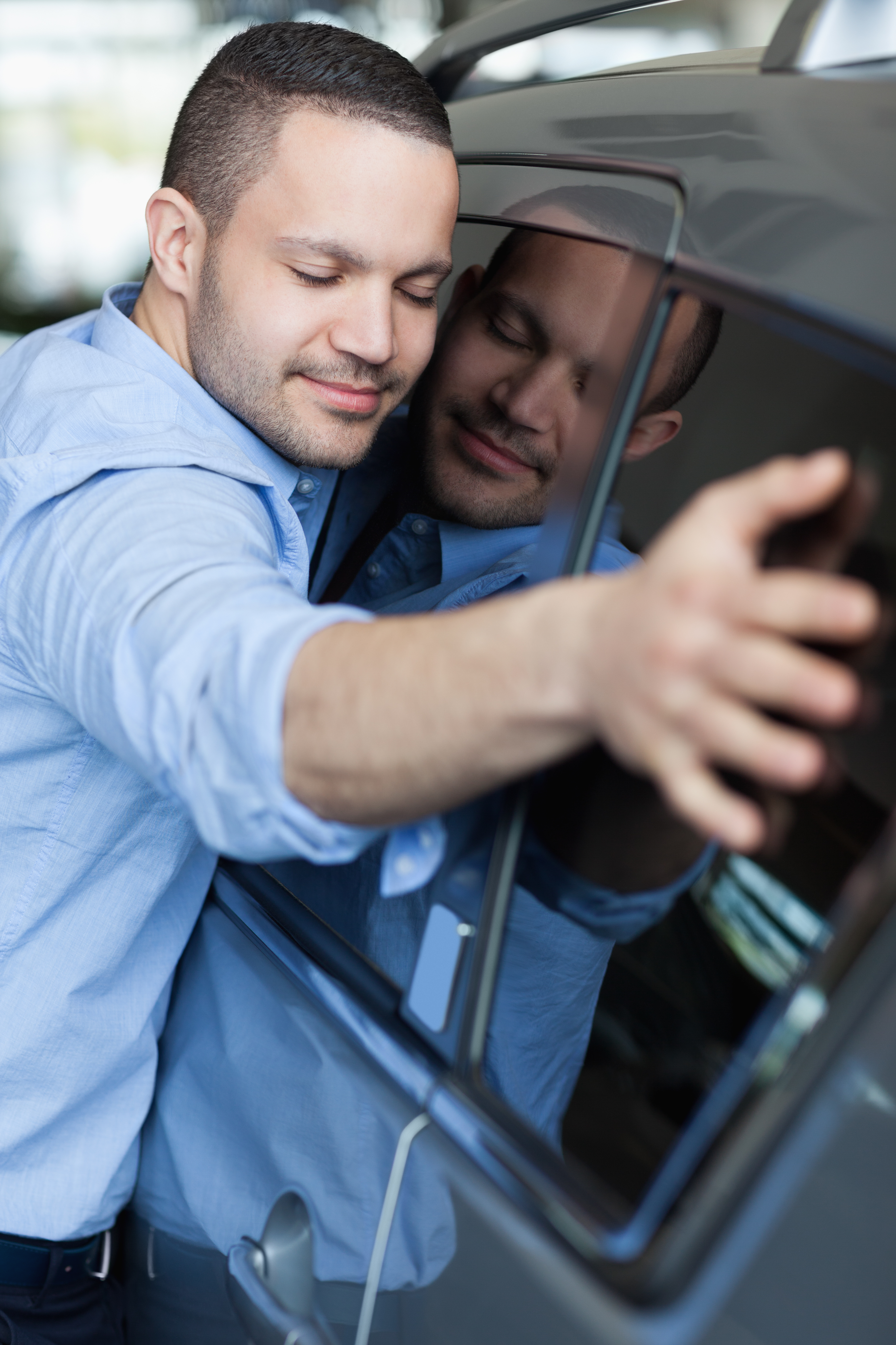 Man hugging car 